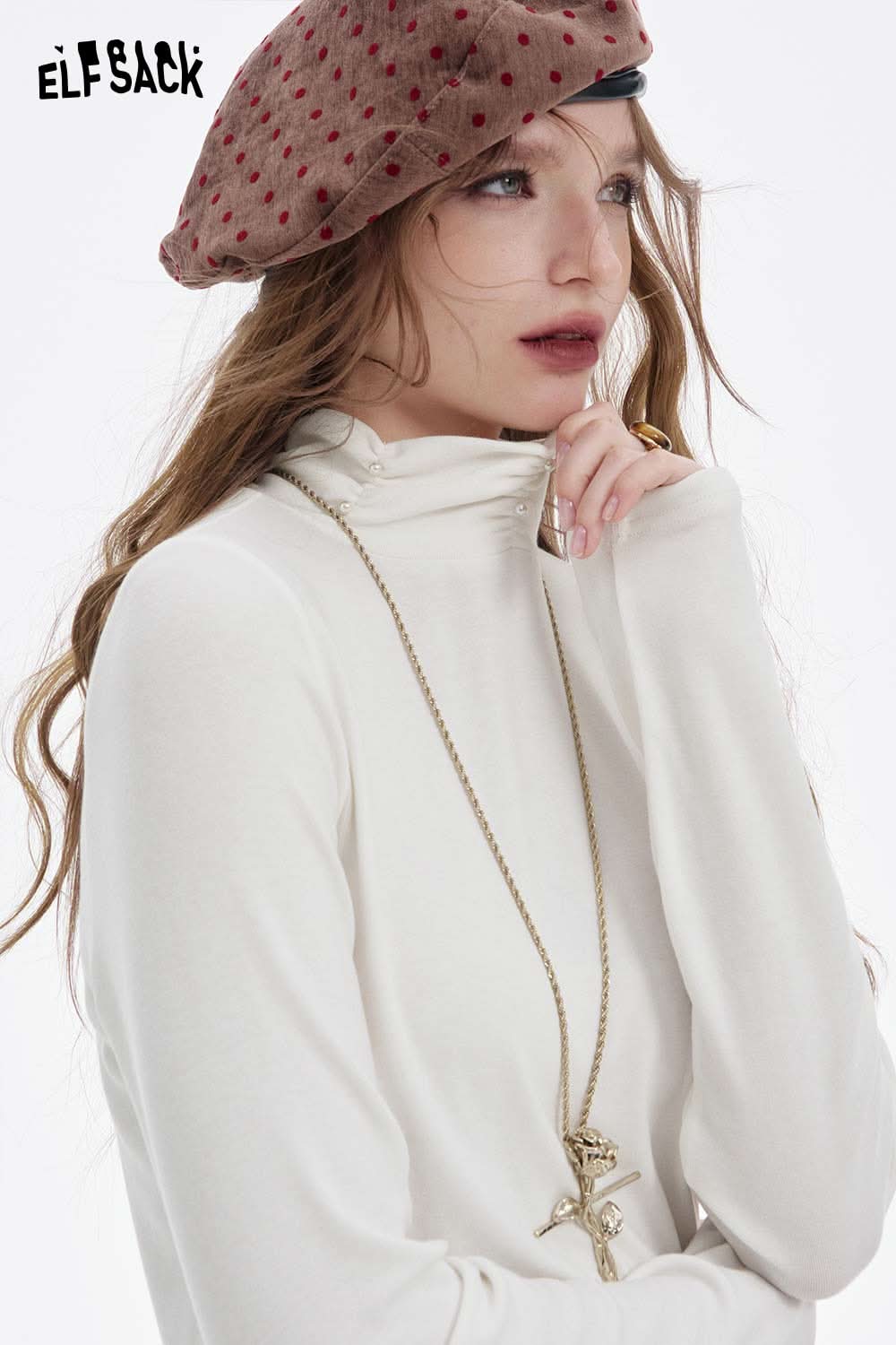 ELFSACK women's high neck pearl t-shirt in cream elegantly styled with a beret and accessories