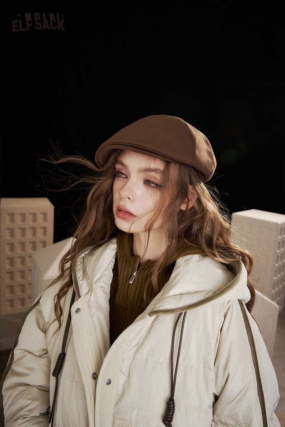 ELFSACK women's hooded down jacket in light color, styled with a brown cap and suitable for chilly weather