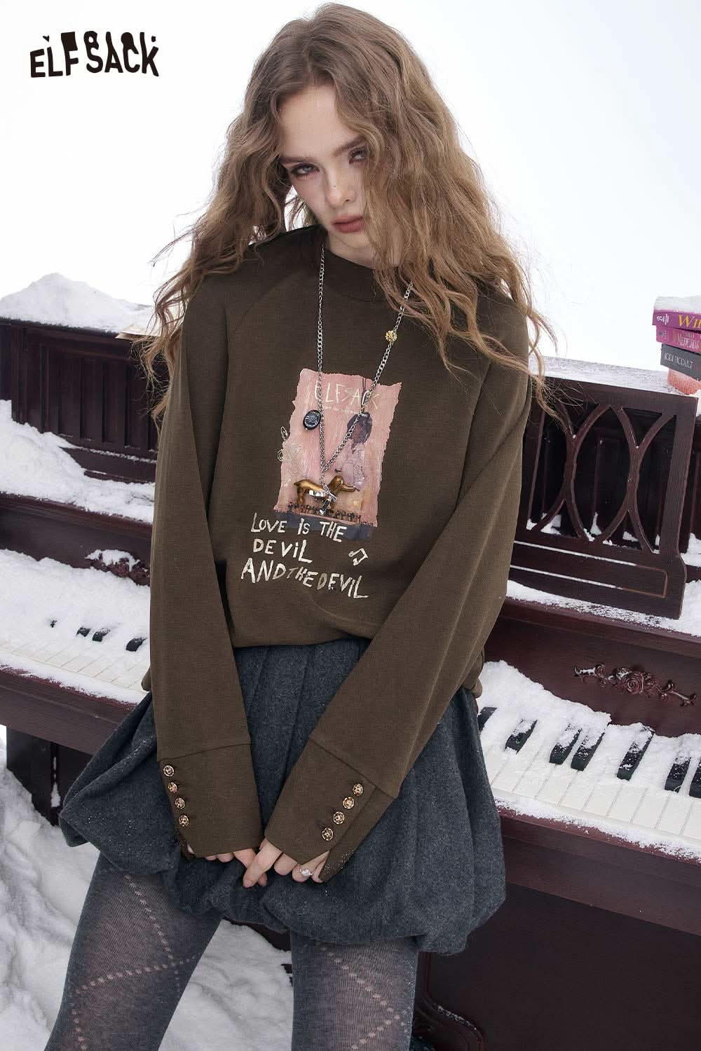 ELFSACK women's letter graphic long sleeve t-shirt in green with artistic print and unique sleeve details