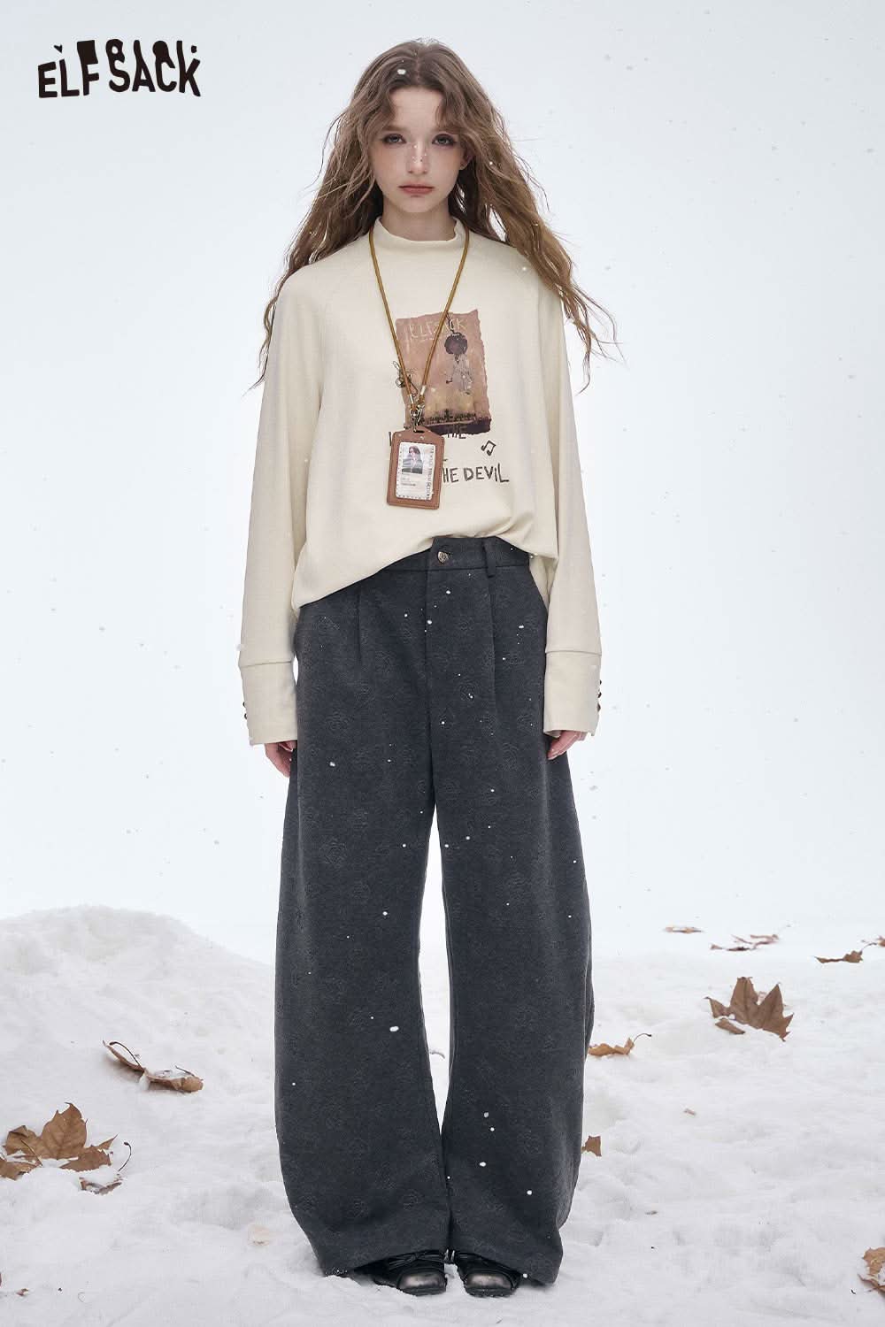 ELFSACK women's letter graphic long sleeve t-shirt styled with oversized pants for a trendy look