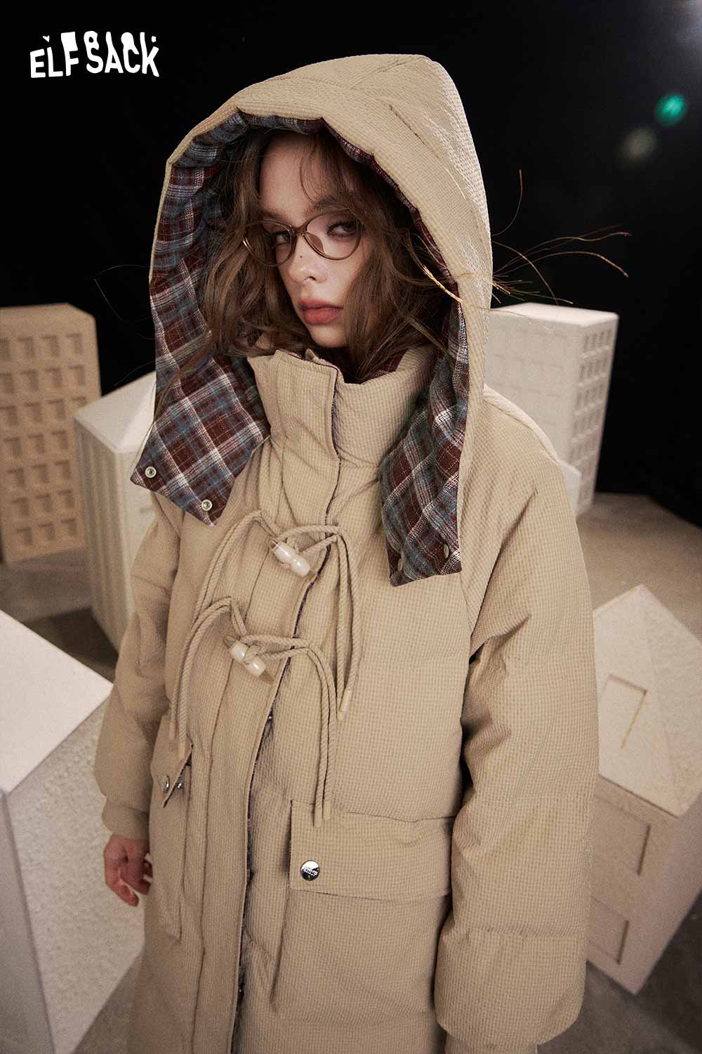 ELFSACK women's long toggle button jacket in beige with a stylish hood and plaid lining for warmth