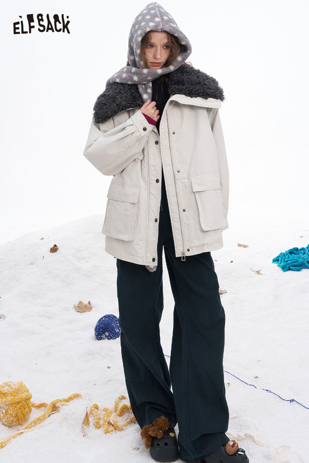 ELFSACK women's loose cargo pants paired with a cozy jacket in a winter setting