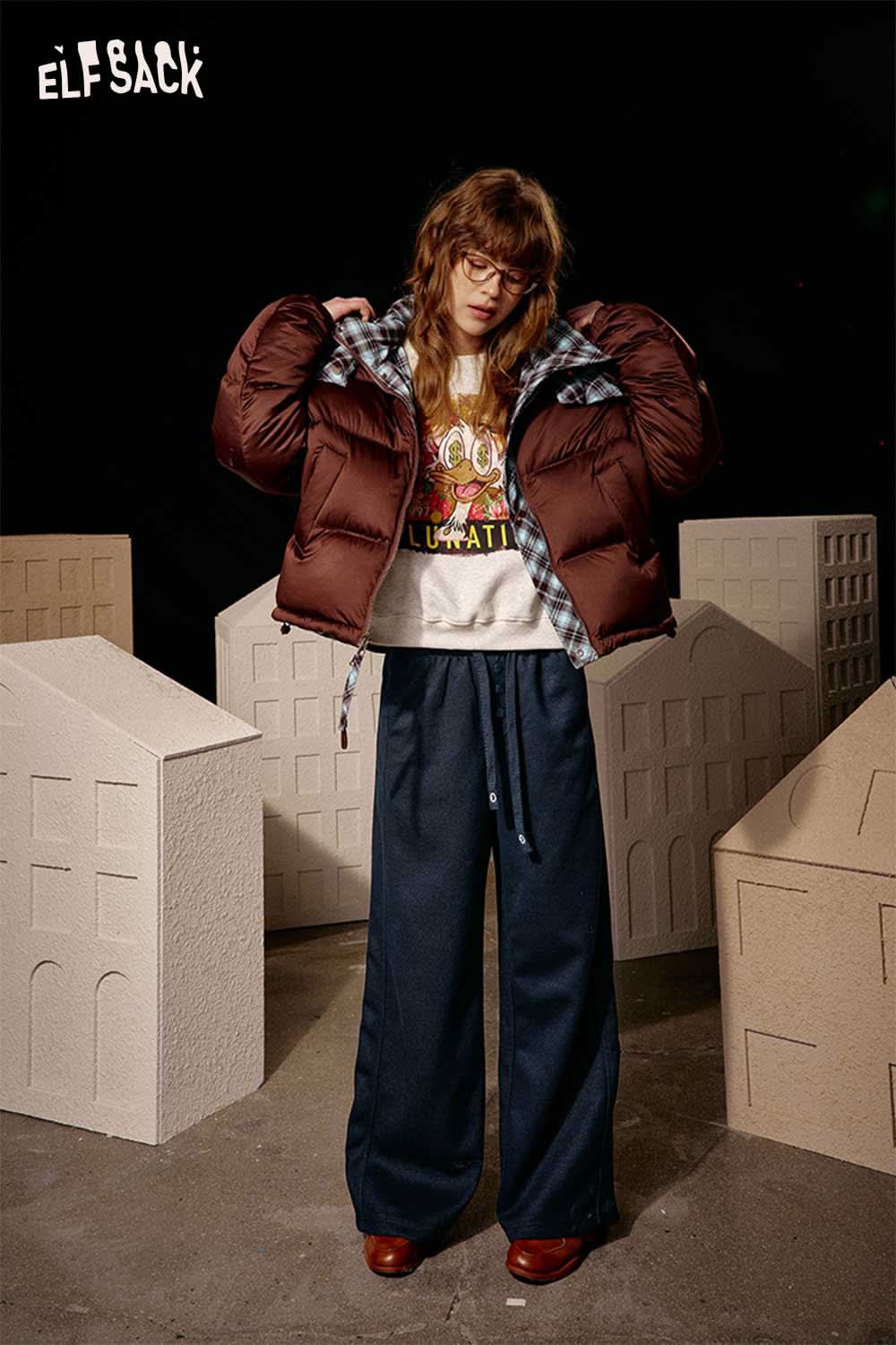 ELFSACK women's loose drawstring pants in navy paired with a stylish brown puffer jacket