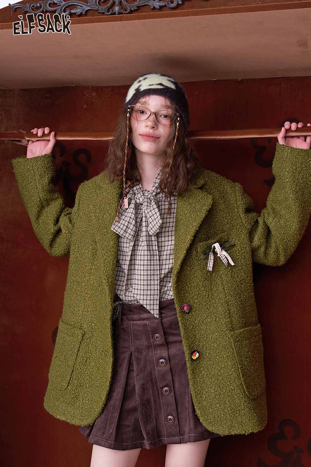 ELFSACK women's minimalist blazer in green, styled with a patterned blouse and skirt for a chic look