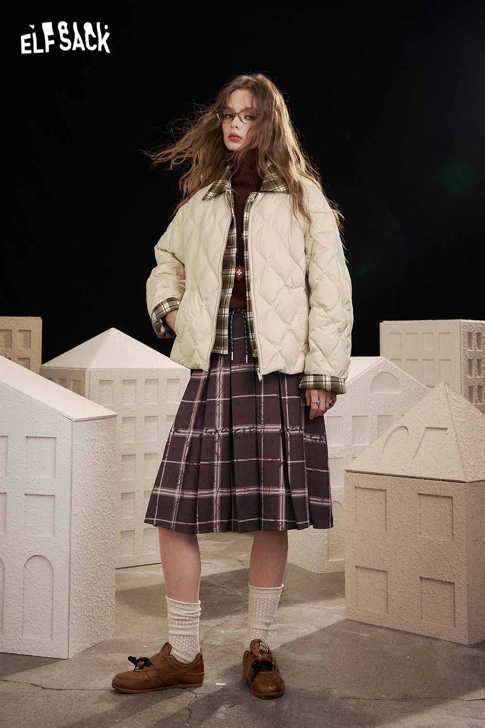 ELFSACK women's plaid down jacket in cream with a quilted design, styled for a trendy winter look