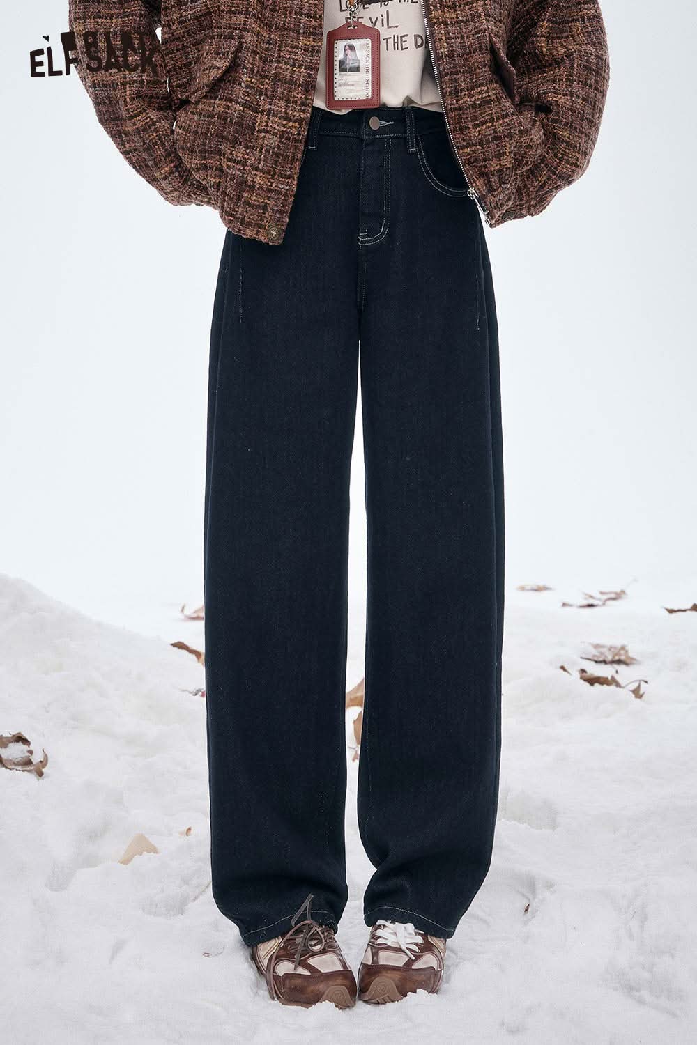 ELFSACK women's straight leg jeans in dark denim, styled with a cozy sweater and sneakers on a snowy background