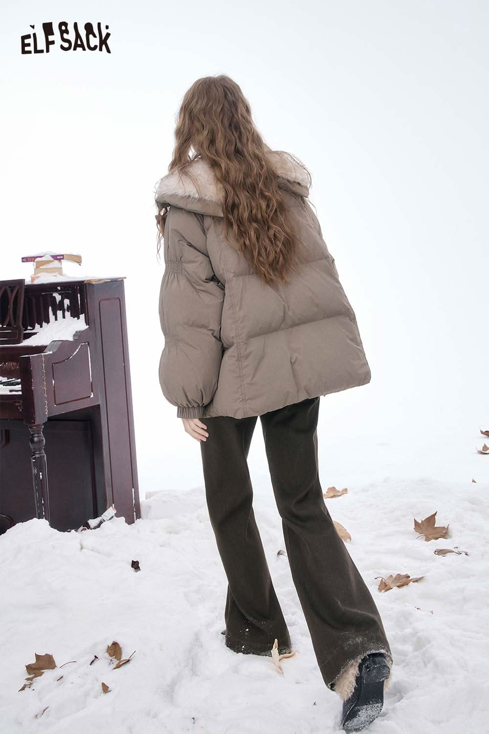 Women's wide leg floor length jeans by ELFSACK styled with a cozy puffer jacket in a winter setting