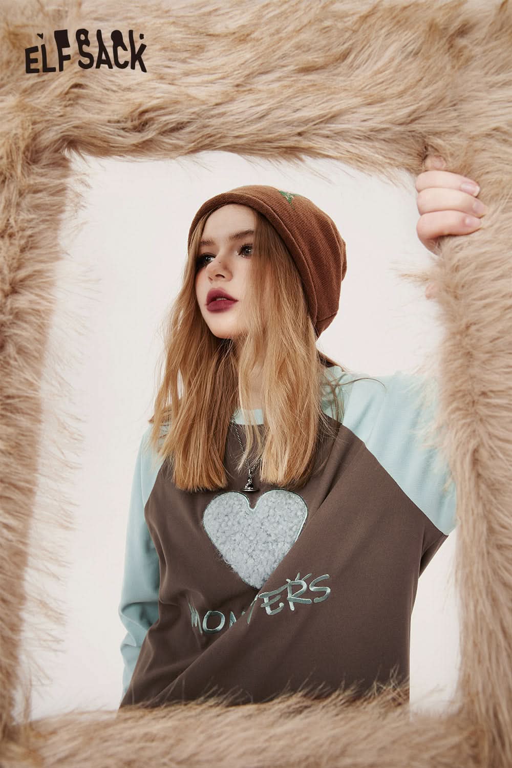 ELFSACK women's casual brown and blue long sleeve t-shirt with heart design and beanie hat