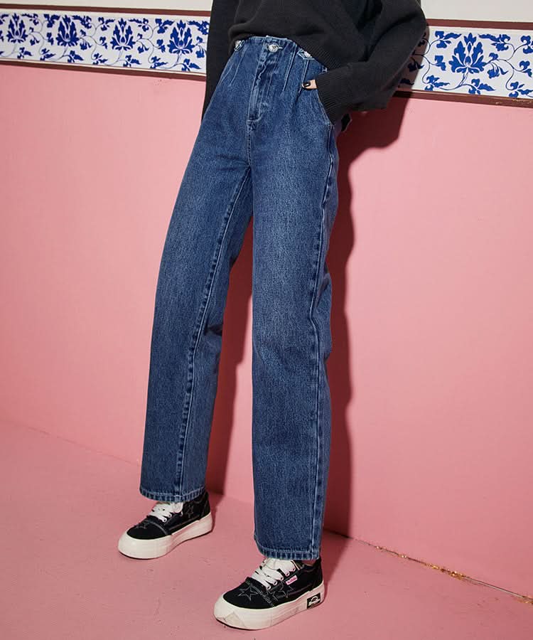 ELFSACK high waist straight leg stylish blue jeans for ladies in dark wash paired with sneakers