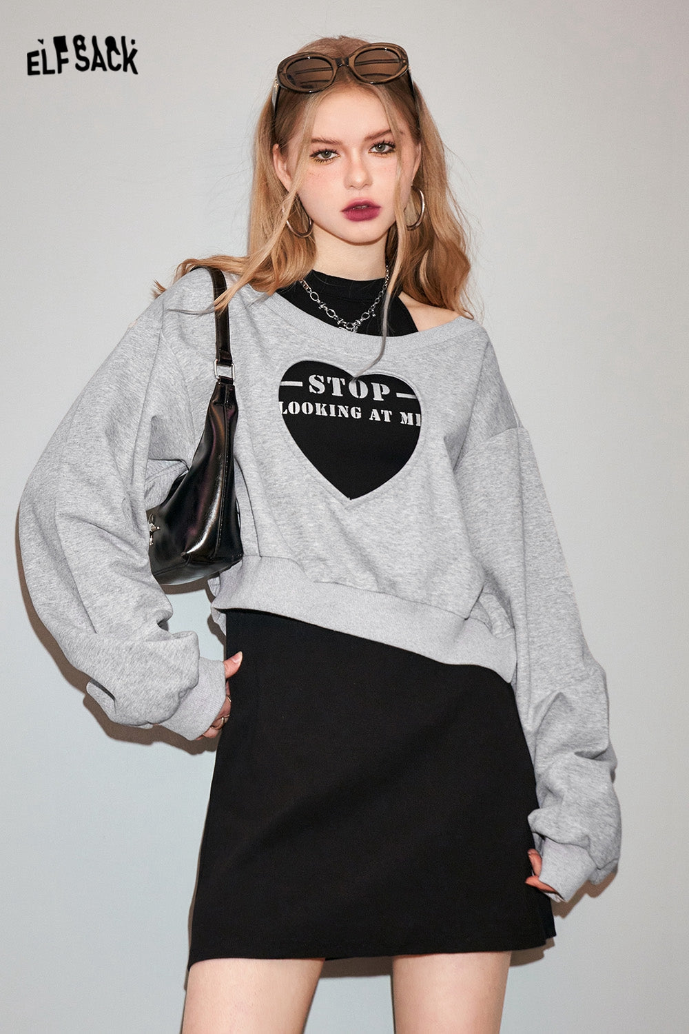 ELFSACK Two piece set of heart-shaped hollow out hoodie with suspender dress's spring design sense skirt