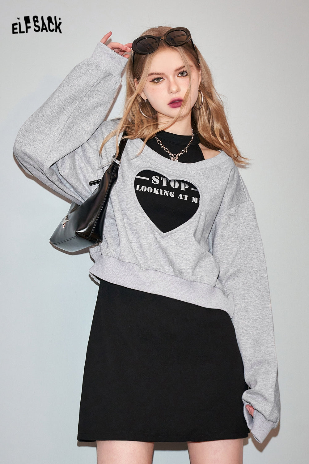 ELFSACK Two piece set of heart-shaped hollow out hoodie with suspender dress's spring design sense skirt