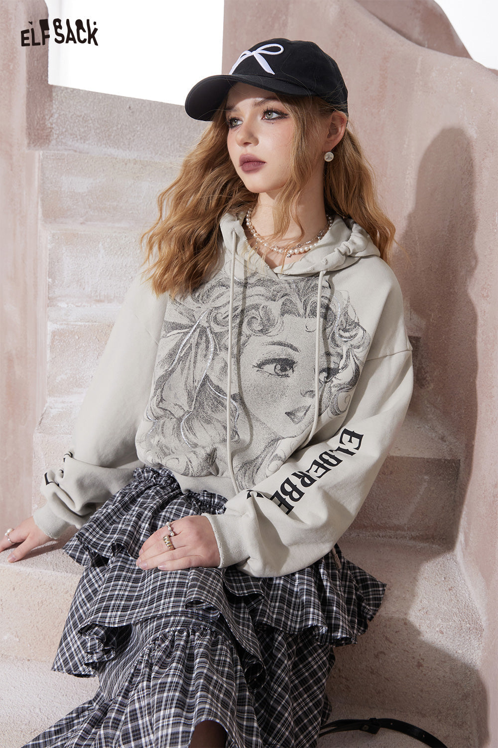 
                  
                    ELFSACK cartoon printing grey croppped hooded for women fit in spring street style casual loose top
                  
                