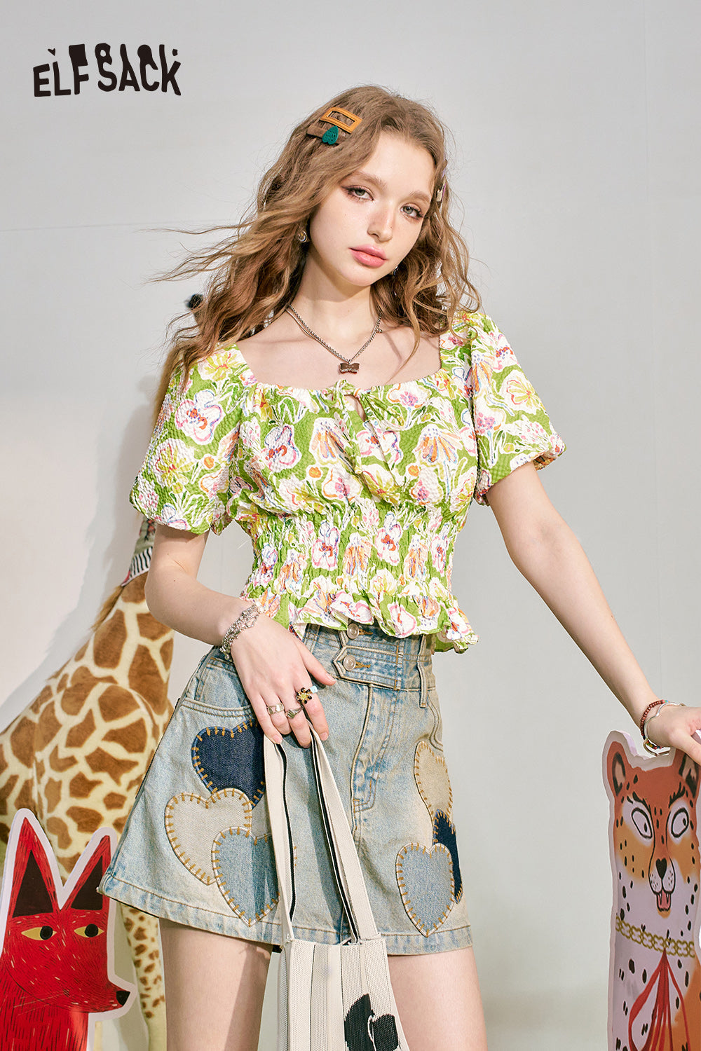 ELFSACK 2024 Summer New Bubble Sleeve Waist Wrapped Fragmented Flower Short sleeved Shirt Women's French Exquisite Top