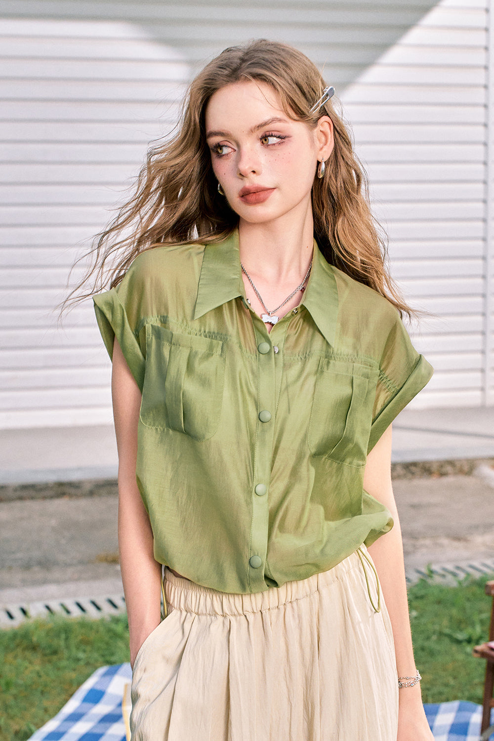 
                  
                    ELFSACK 2024 Summer New Arrivals Green lapel imitation tencel fine shimmer commuter all-match workwear short-sleeved shirt for women
                  
                