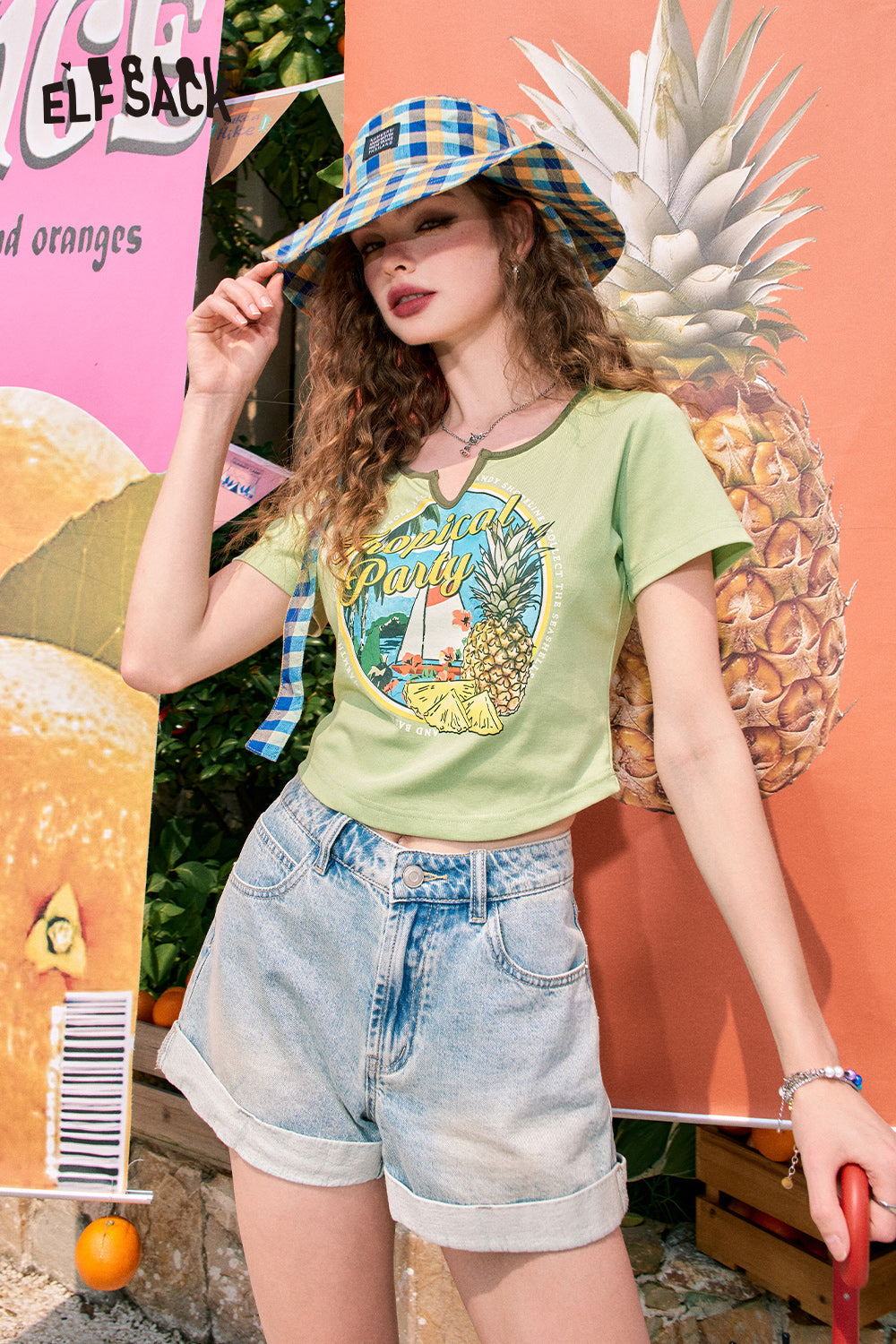ELFSACK Contrast color slim fit straight shoulder curved hem short sleeve T-shirt