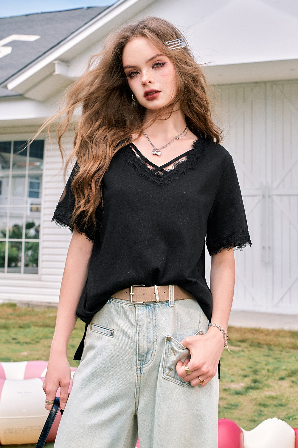 ELFSACK 2024 Summer New Arrivals Black lace splicing v-neck shiny solid color cool girl short-sleeved T-shirt for women