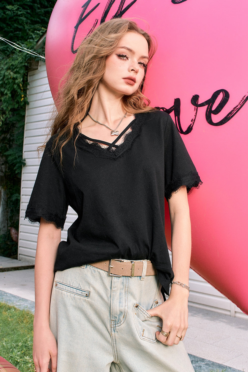 
                  
                    ELFSACK 2024 Summer New Arrivals Black lace splicing v-neck shiny solid color cool girl short-sleeved T-shirt for women
                  
                