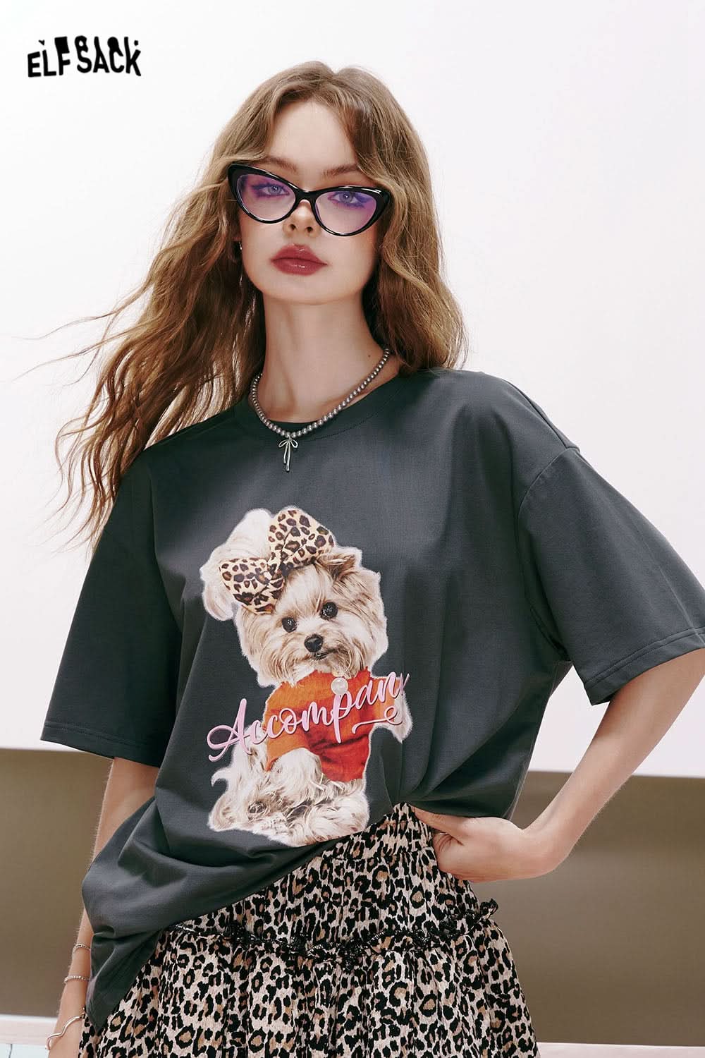 ELFSACK Bear print gentle style back hollow three-dimensional bow design loose short-sleeved T-shirt