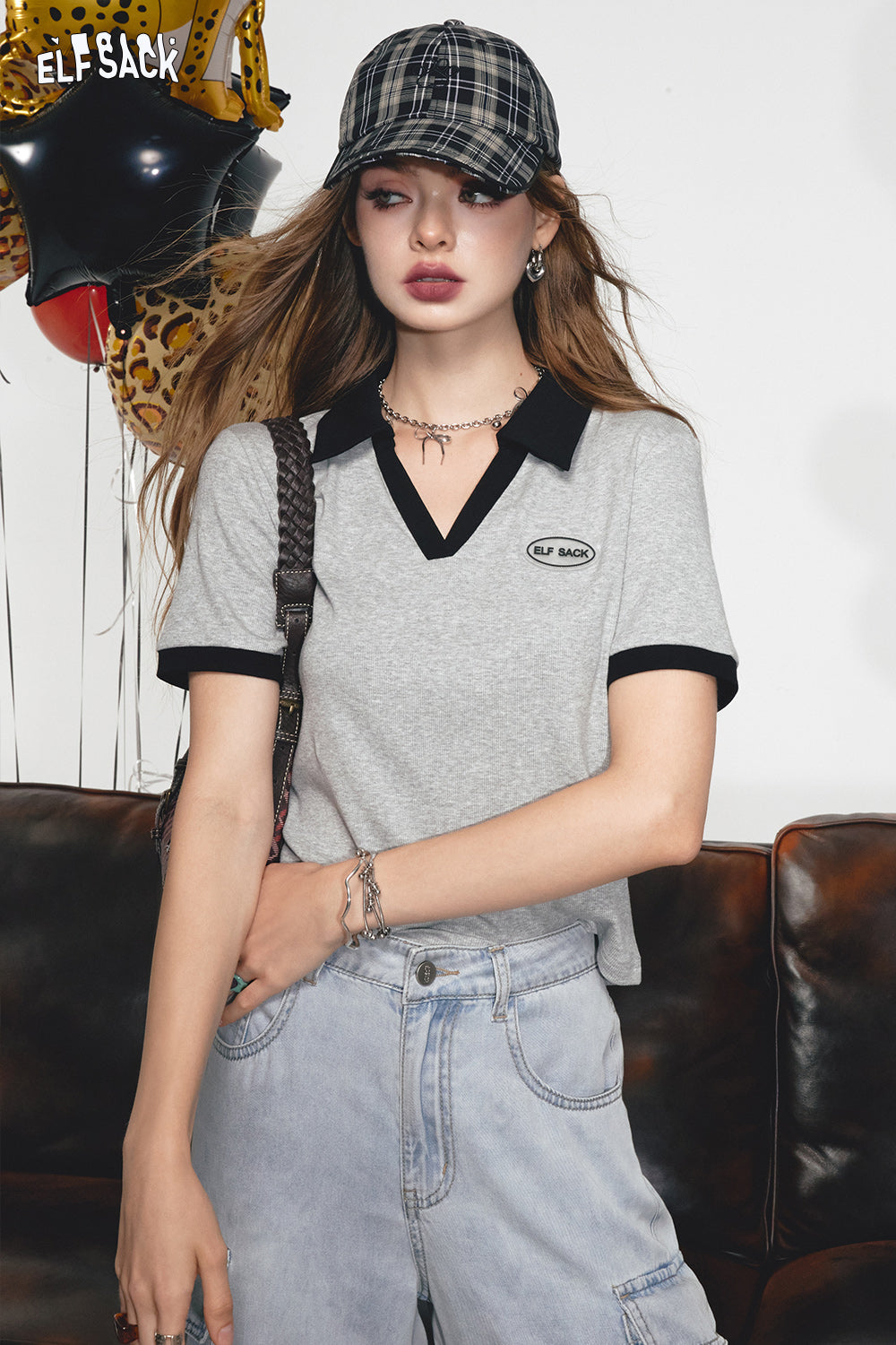 ELFSACK 2024 Summer New Arrivals Black slim fit short sleeved t-shirt, women's college style polo shirt top