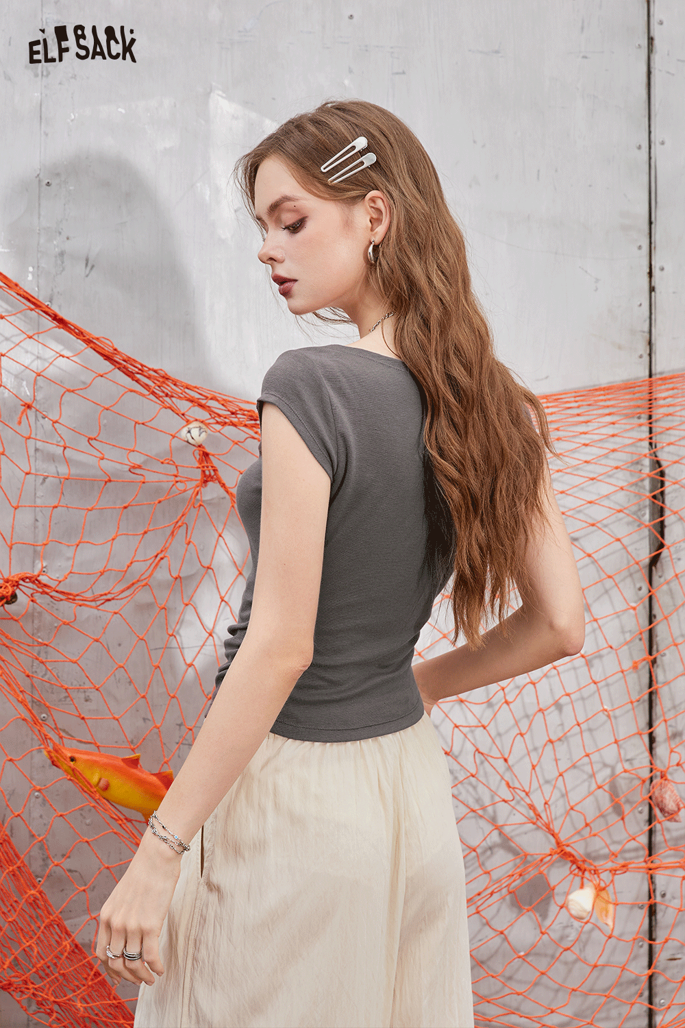 ELFSACK Slim fit small fly sleeve t-shirt with a minimalist and breathable knitted top design