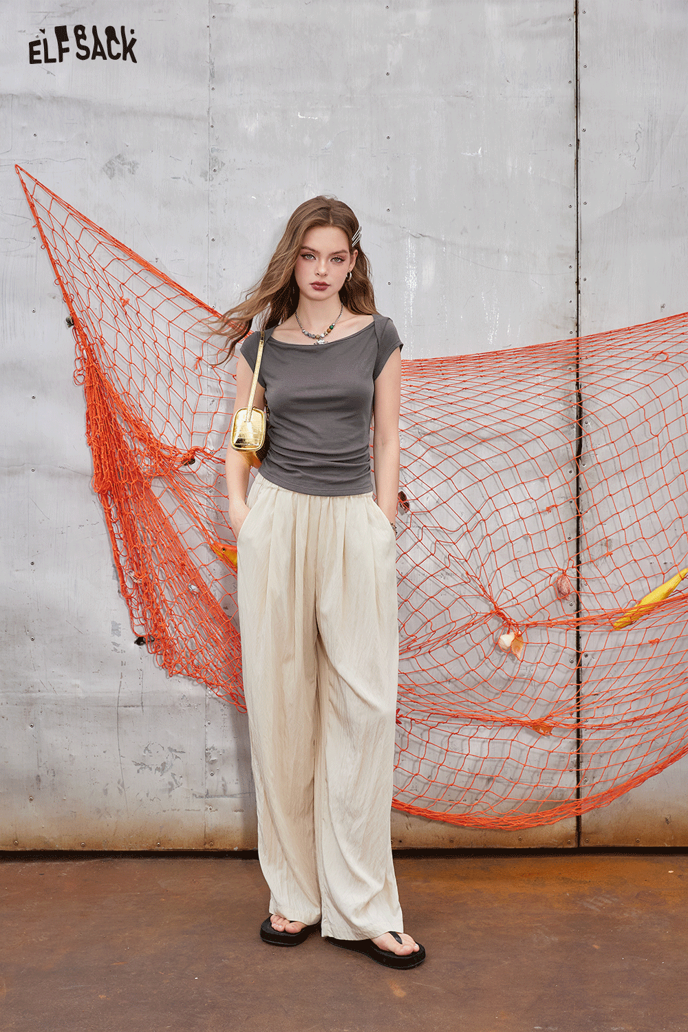 ELFSACK Slim fit small fly sleeve t-shirt with a minimalist and breathable knitted top design