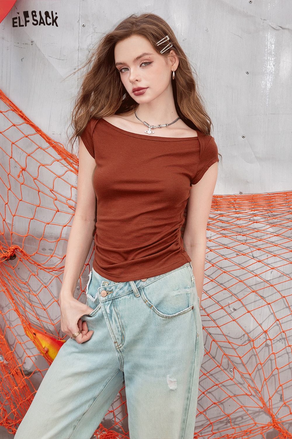 ELFSACK Slim fit small fly sleeve t-shirt with a minimalist and breathable knitted top design