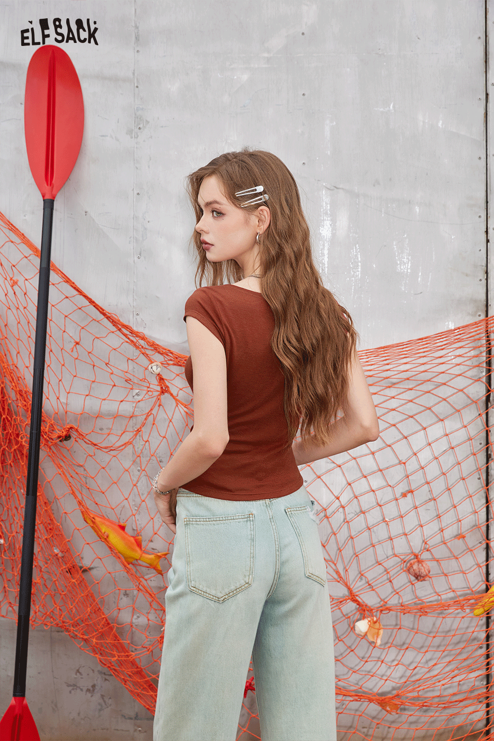 ELFSACK Slim fit small fly sleeve t-shirt with a minimalist and breathable knitted top design