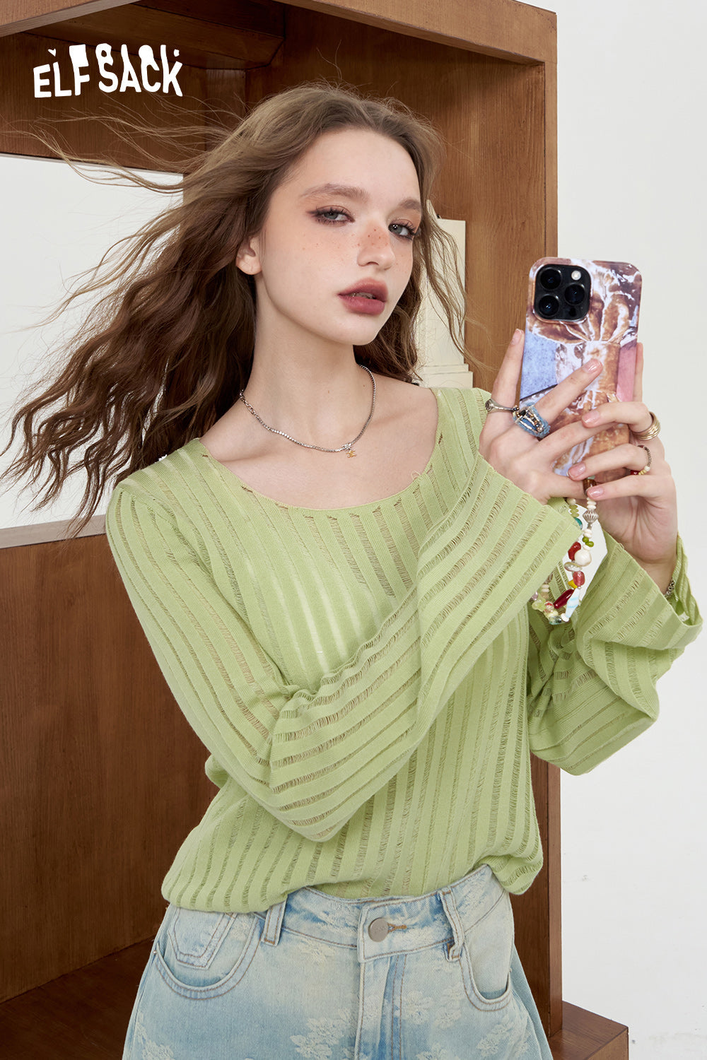 ELFSACK Casual vertical striped knitted sweater, lightweight and loose cover shirt, slimming top