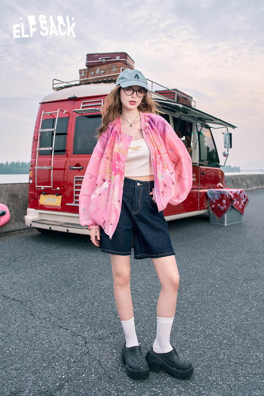 ELFSACK Light colored high waisted denim shorts, straight leg slimming pants