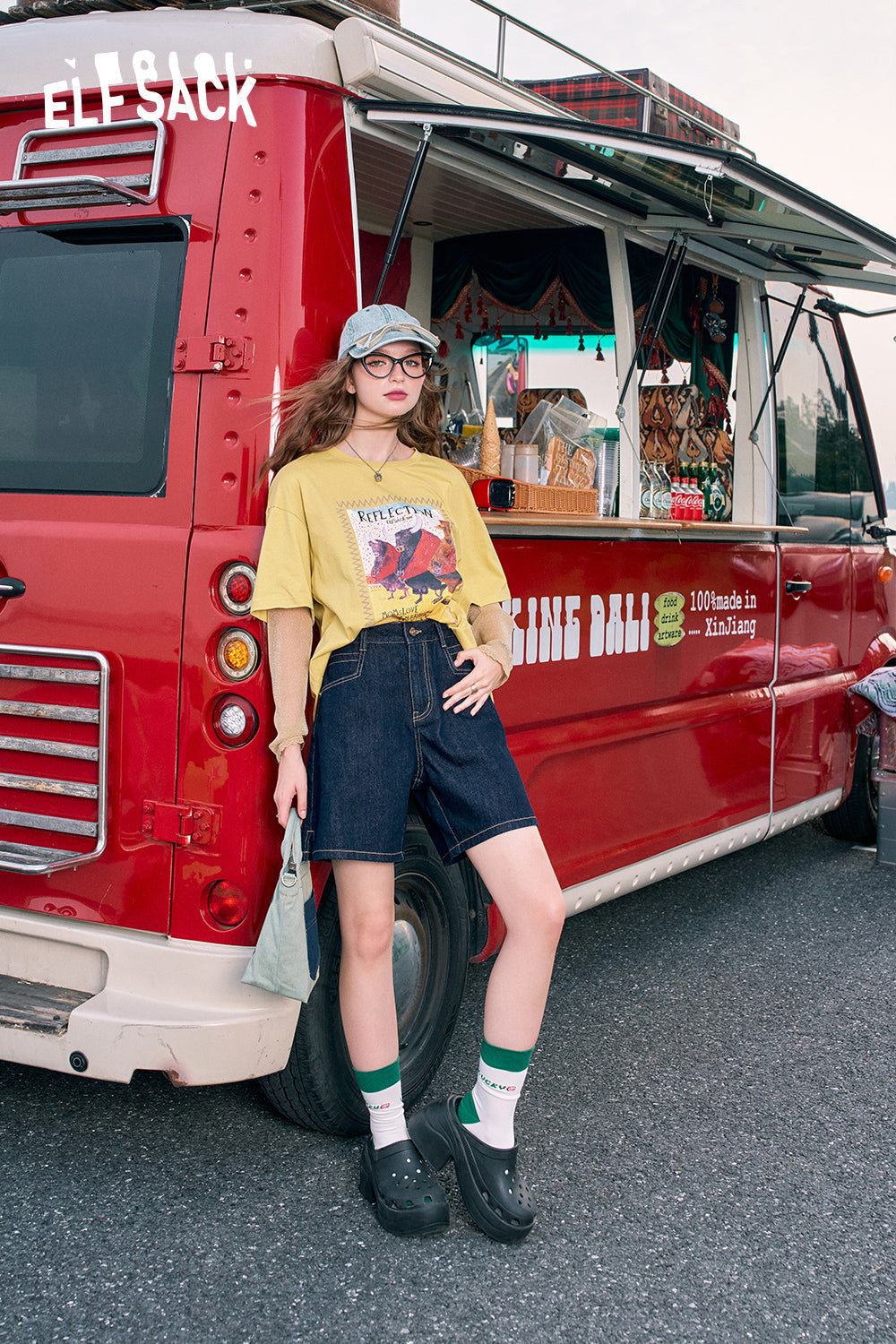 ELFSACK Light colored high waisted denim shorts, straight leg slimming pants