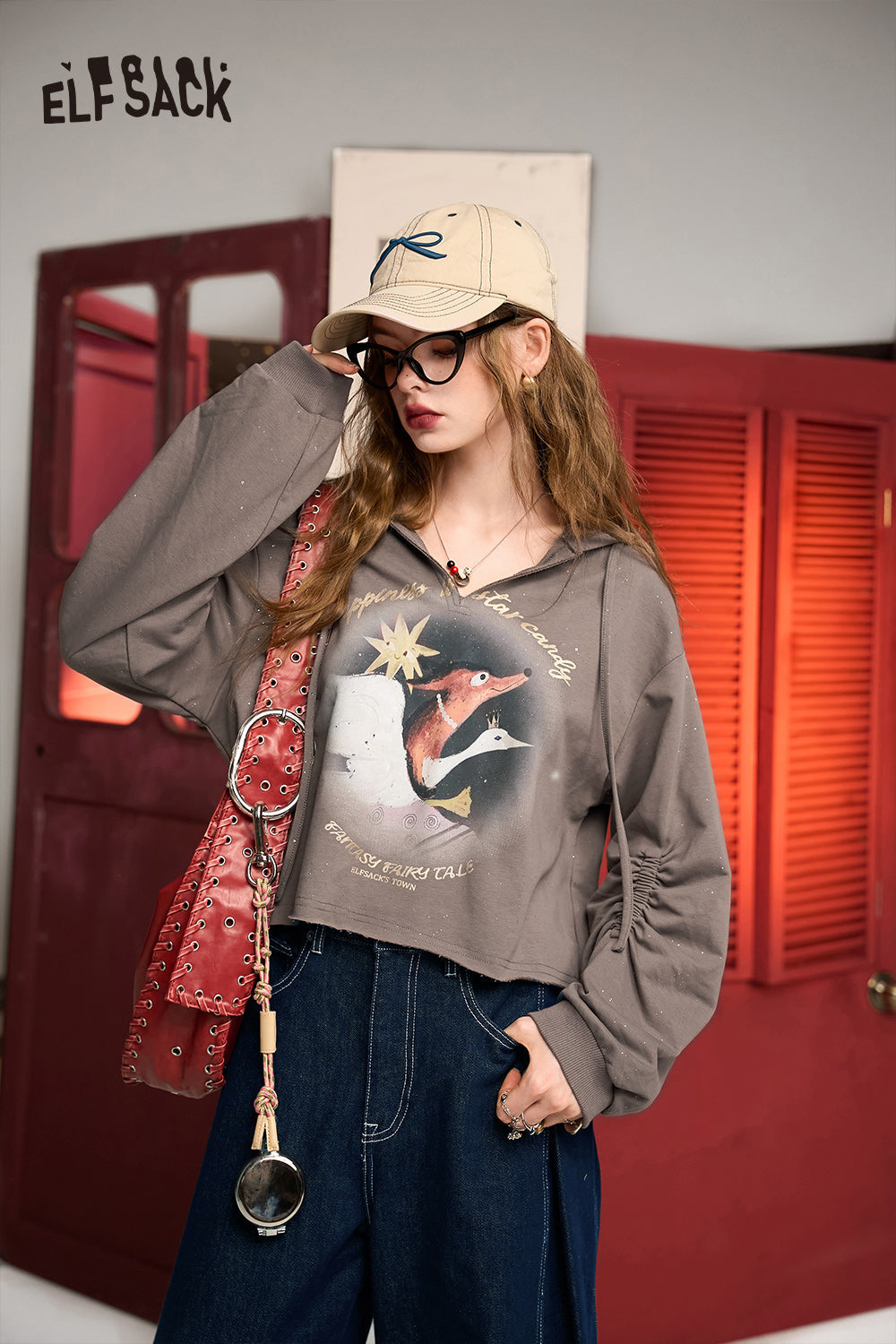 ELFSACK 2024 Autumn New Arrive Coffee V-neck retro fox print petite commuter short hooded sweatshirt for women