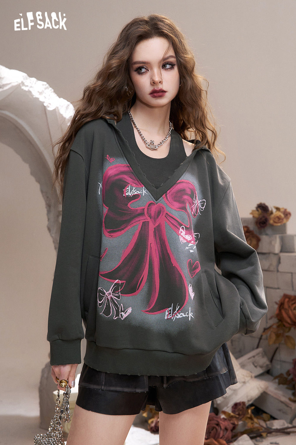 ELFSACK 2024 Autumn New Arrivals Gray Bowknot Printed Loose American V-Neck Mid-Length Hooded Sweatshirt for Women