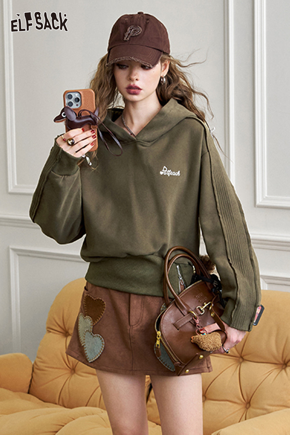 ELFSACK Angora red hooded sweatshirt, short top