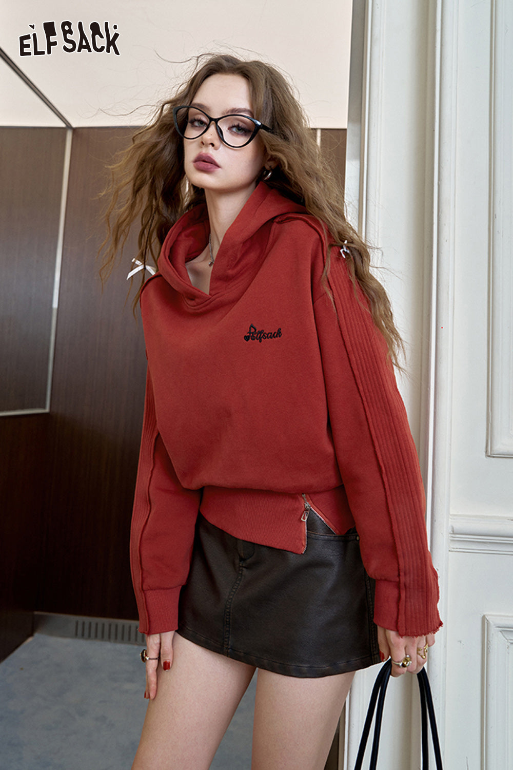 ELFSACK Angora red hooded sweatshirt, short top