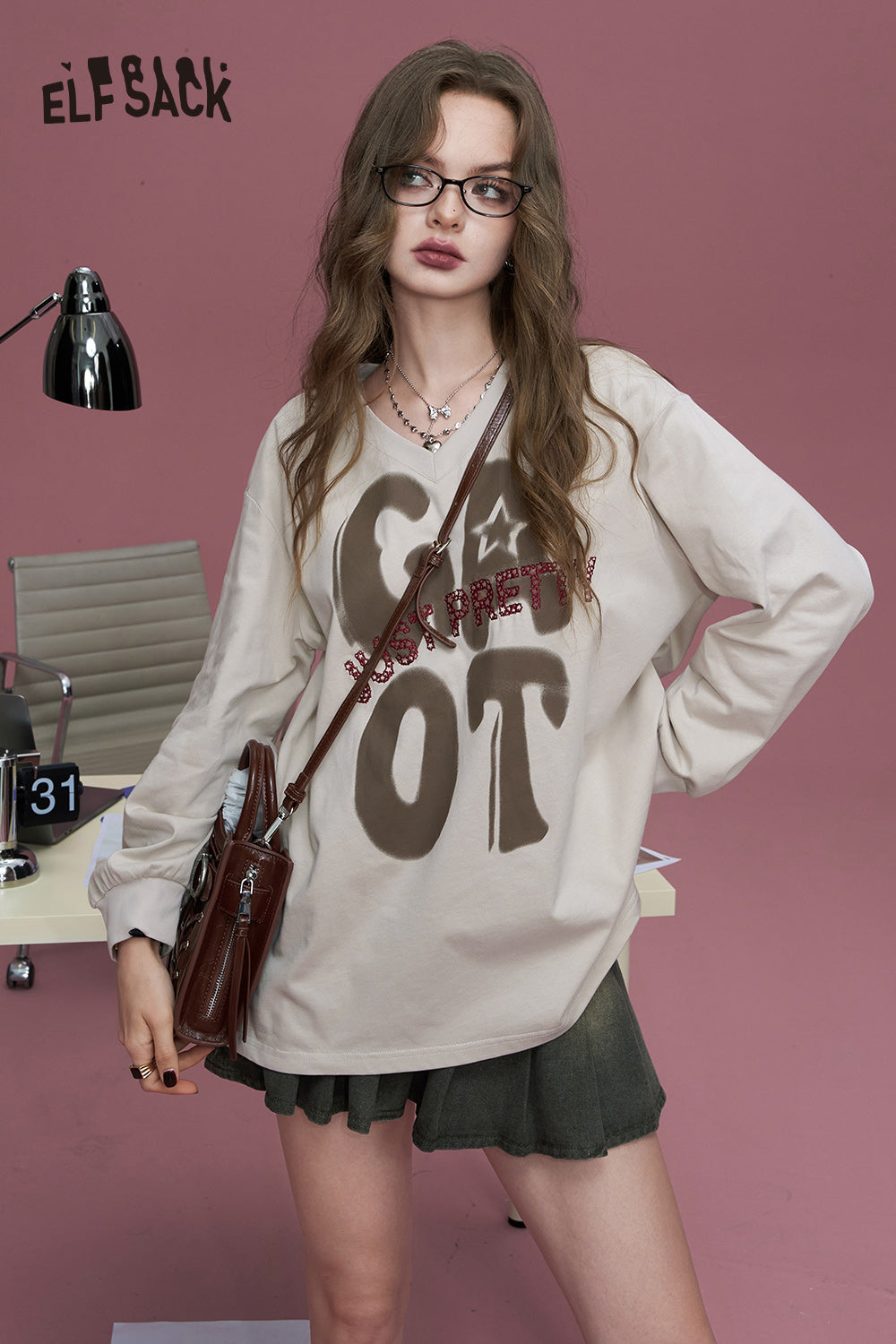 
                  
                    ELFSACK 2024 Autumn New Arrivals Purple retro v-neck portrait print casual versatile Korean loose thin T-shirt for women
                  
                