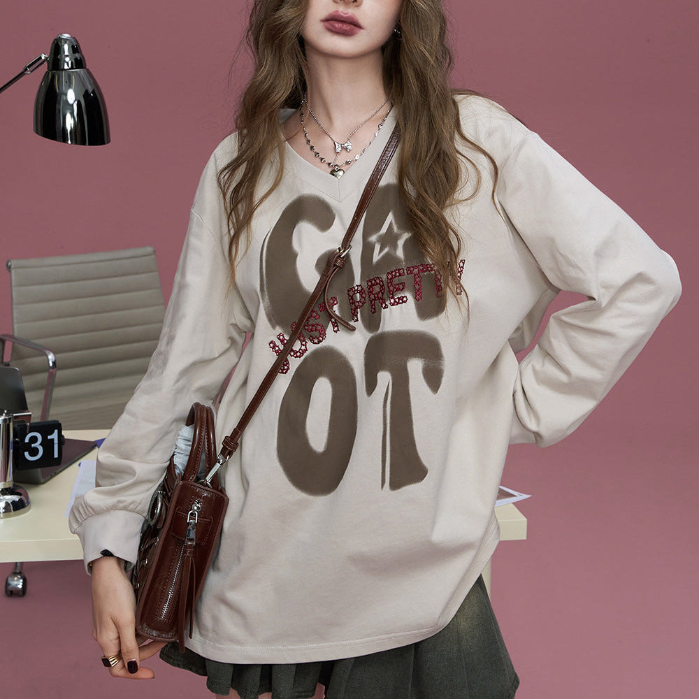 
                  
                    ELFSACK 2024 Autumn New Arrivals Purple retro v-neck portrait print casual versatile Korean loose thin T-shirt for women
                  
                