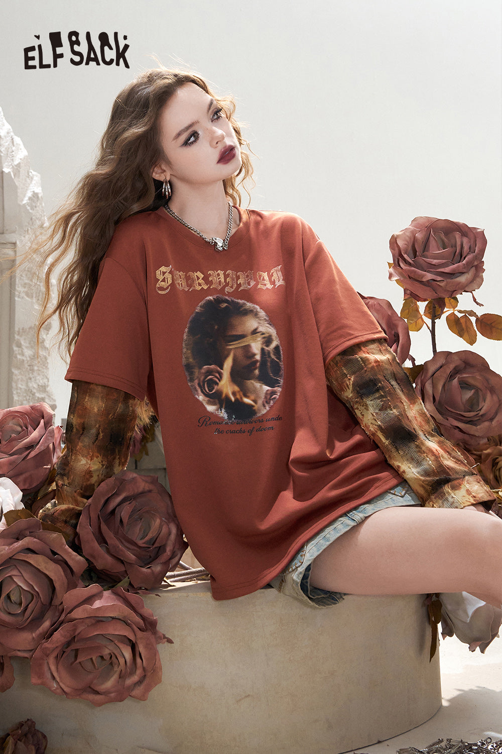 ELFSACK 2024 Autumn New Arrivals Off-white fake two-piece stitching print stylish unique and chic T-shirt for women