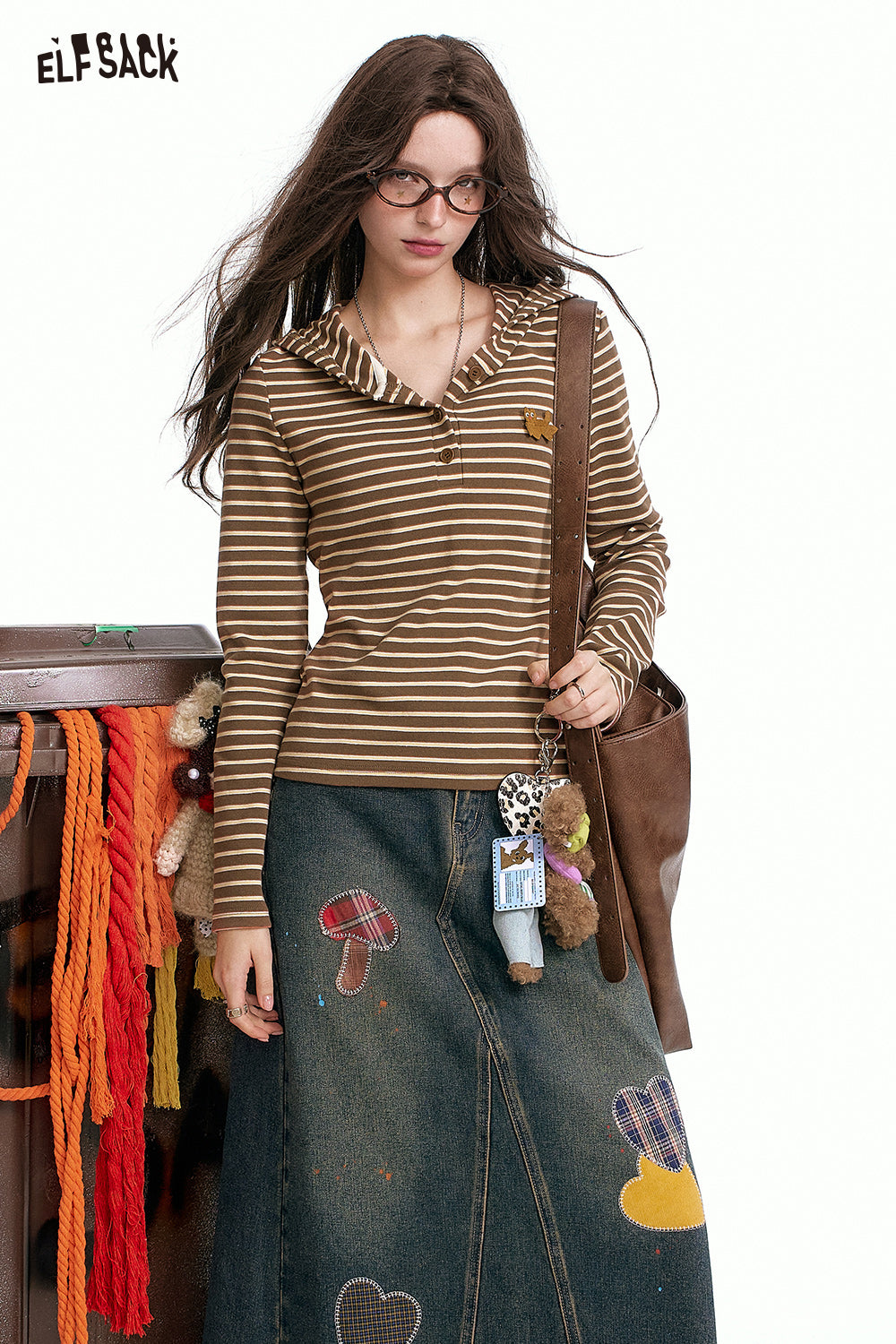 ELFSACK 2024 Autumn New Arrivals Brown Striped Hoodie Long Sleeve T-Shirt for Women American Design Top