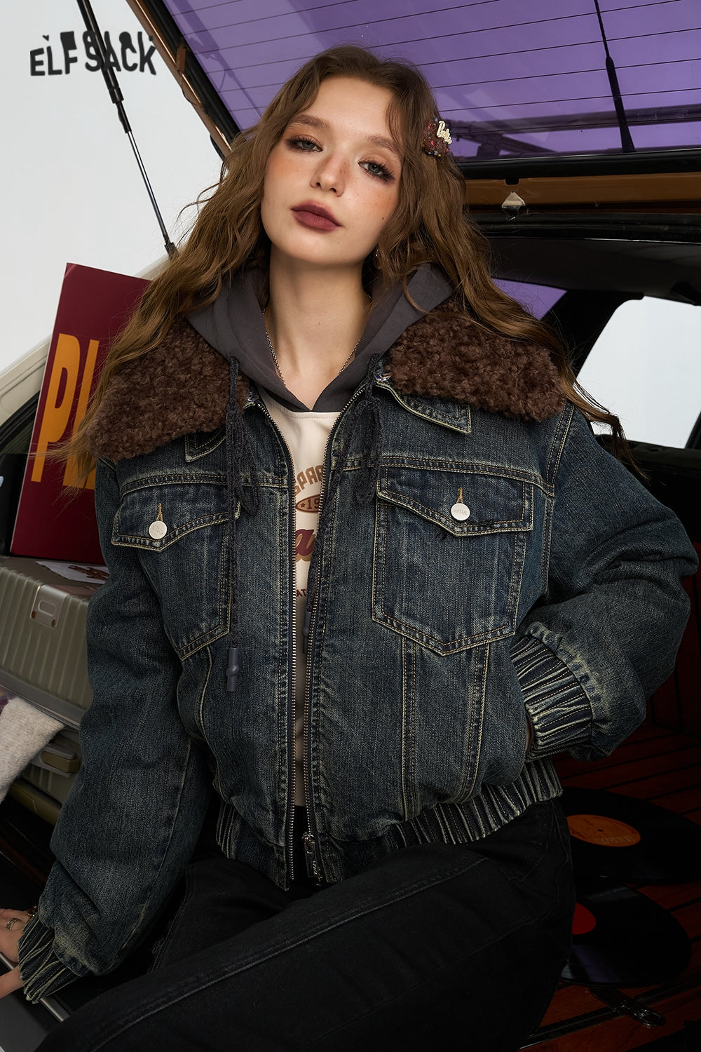 ELFSACK Women's Retro Blue Denim Jacket with Fur Collar and Contrast Color