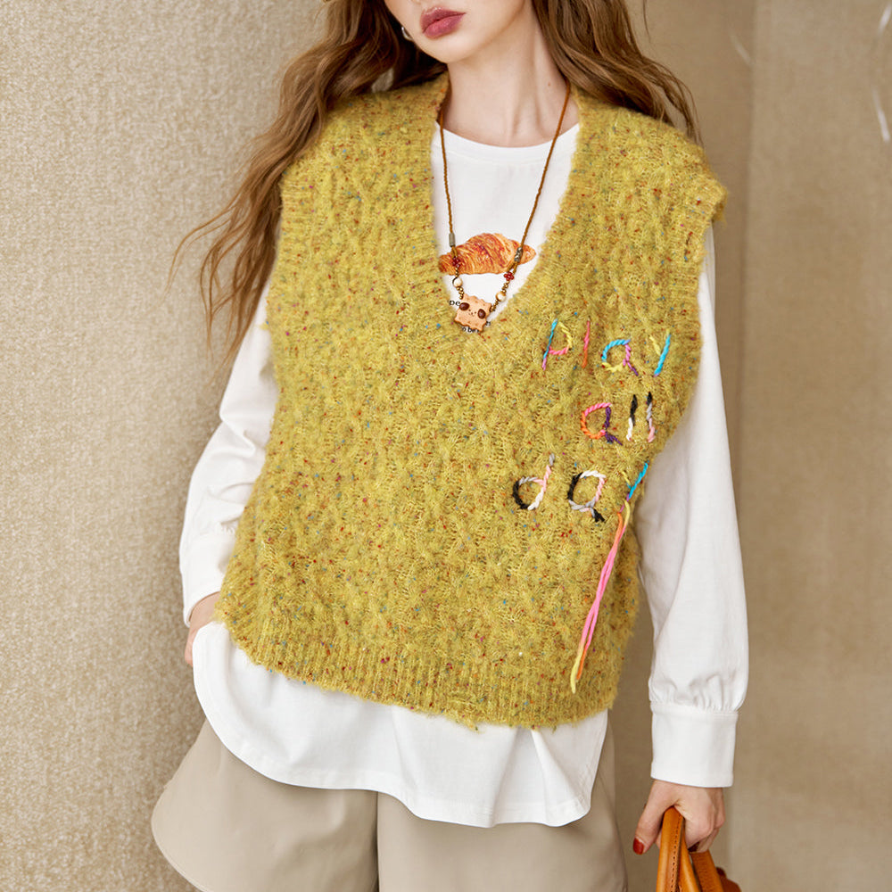 
                  
                    ELFSACK 2024 Autumn New Arrivals Women's retro knitted v-neck vest
                  
                