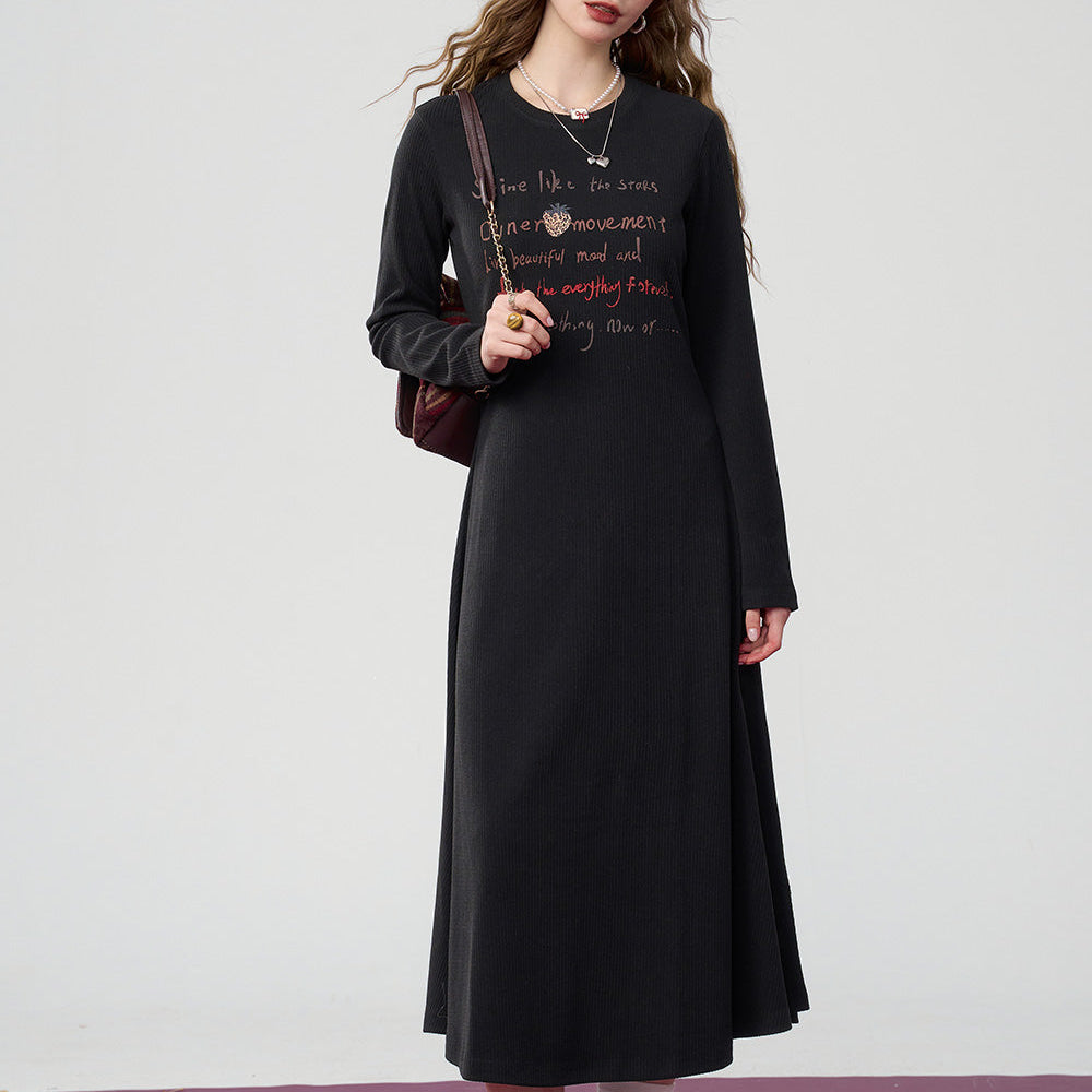 ELFSACK 2024 Winter New Arrivals Strawberry print black versatile knitted long dress for women with a cinched waist and round neck