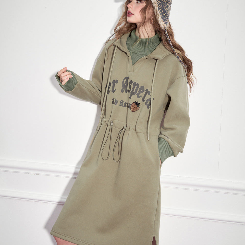 
                  
                    ELFSACK 2024 Winter New Arrivals Loose casual printed fleece hooded dress for women, with drawstring waist cinching, letter printed strawberry patch
                  
                