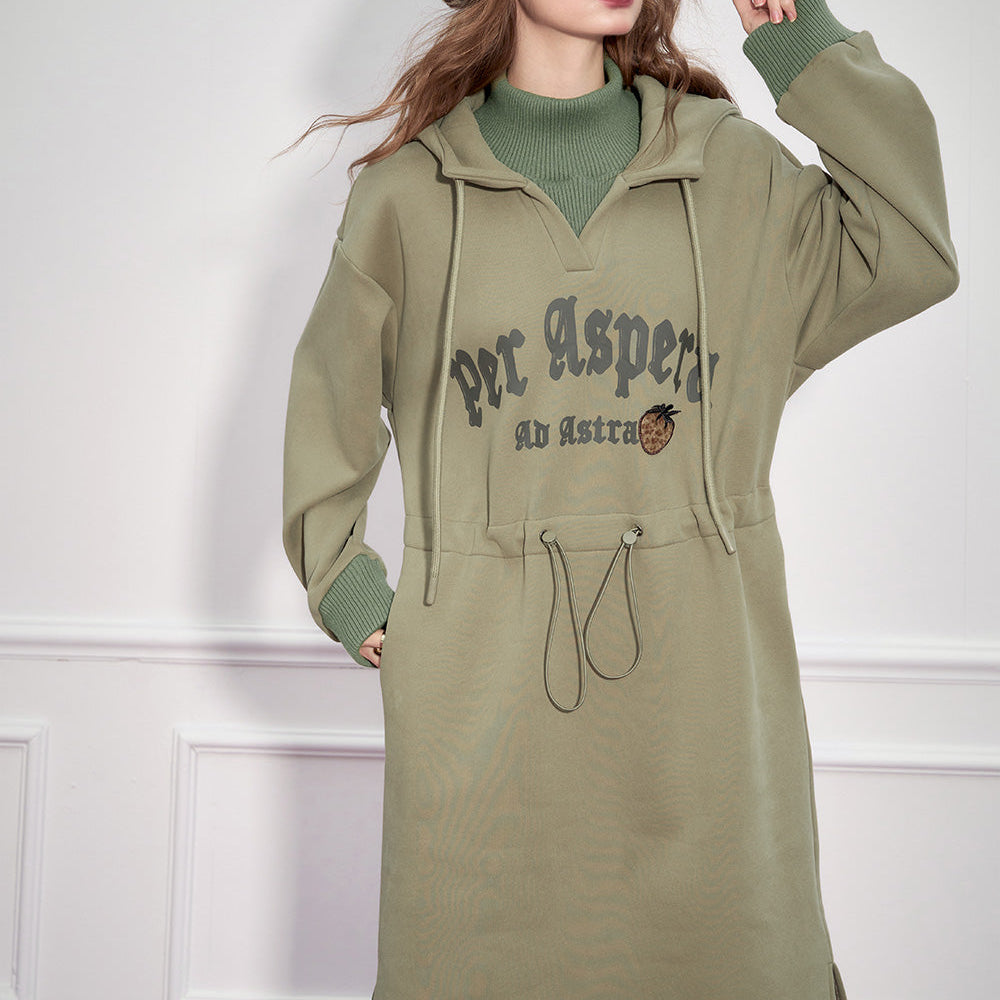 
                  
                    ELFSACK 2024 Winter New Arrivals Loose casual printed fleece hooded dress for women, with drawstring waist cinching, letter printed strawberry patch
                  
                