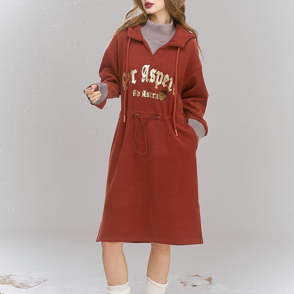 ELFSACK 2024 Winter New Arrivals Loose casual printed fleece hooded dress for women, with drawstring waist cinching, letter printed strawberry patch