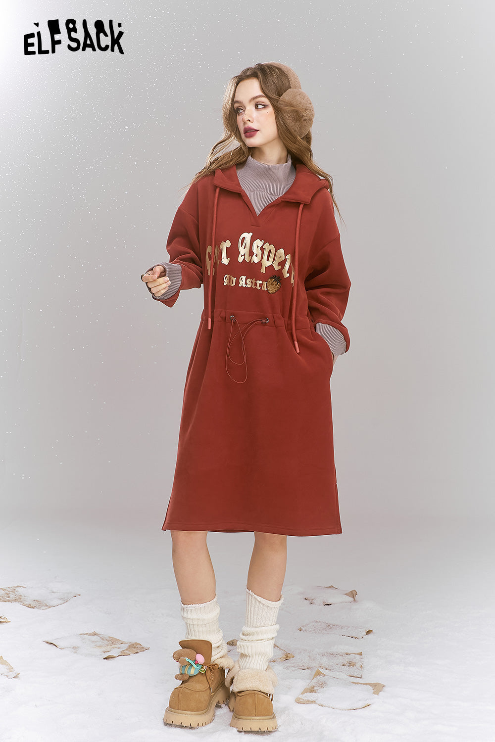 ELFSACK 2024 Winter New Arrivals Loose casual printed fleece hooded dress for women, with drawstring waist cinching, letter printed strawberry patch