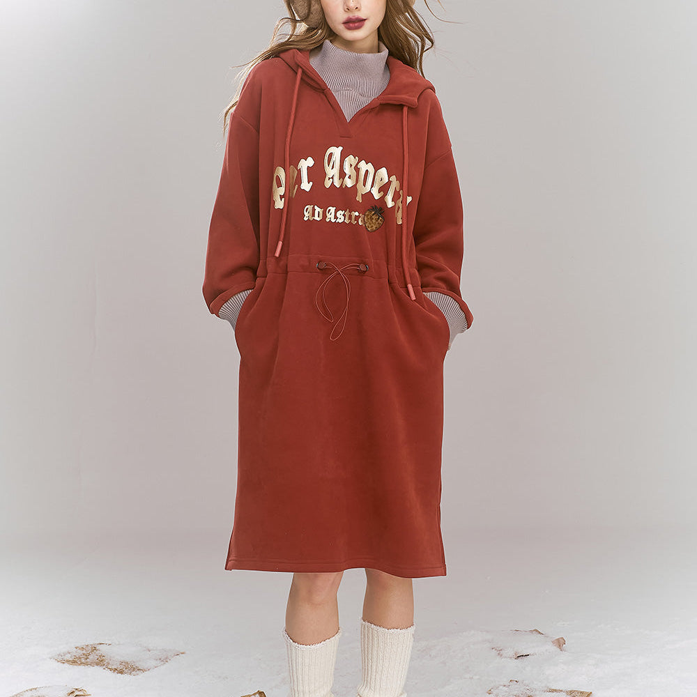 ELFSACK 2024 Winter New Arrivals Loose casual printed fleece hooded dress for women, with drawstring waist cinching, letter printed strawberry patch