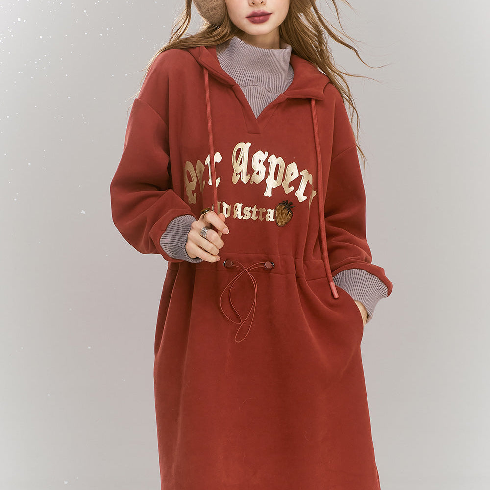 
                  
                    ELFSACK 2024 Winter New Arrivals Loose casual printed fleece hooded dress for women, with drawstring waist cinching, letter printed strawberry patch
                  
                