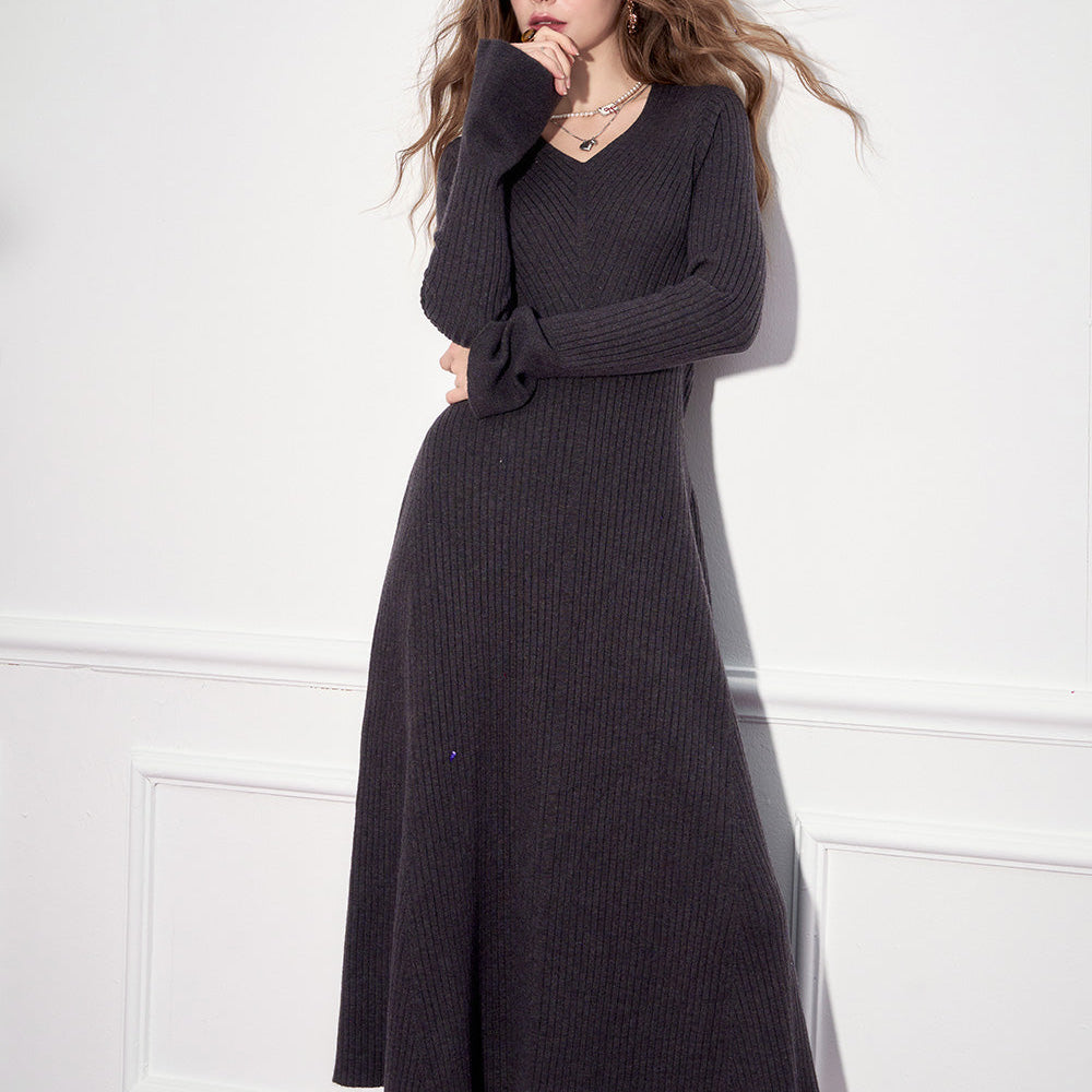 ELFSACK 2024 Winter New Arrivals Elegant solid color V-neck waist cinched slim knit long inner dress with flared sleeves