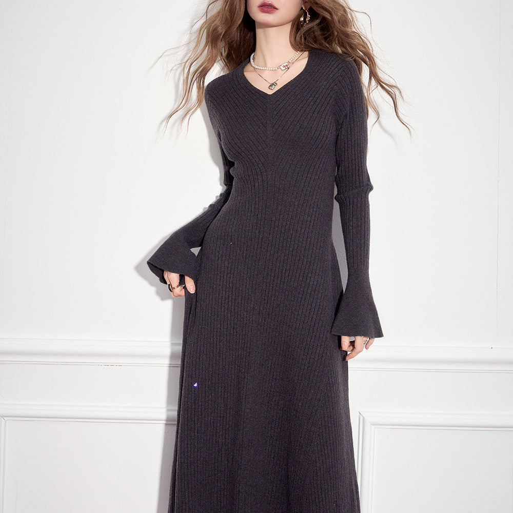 
                  
                    ELFSACK 2024 Winter New Arrivals Elegant solid color V-neck waist cinched slim knit long inner dress with flared sleeves
                  
                