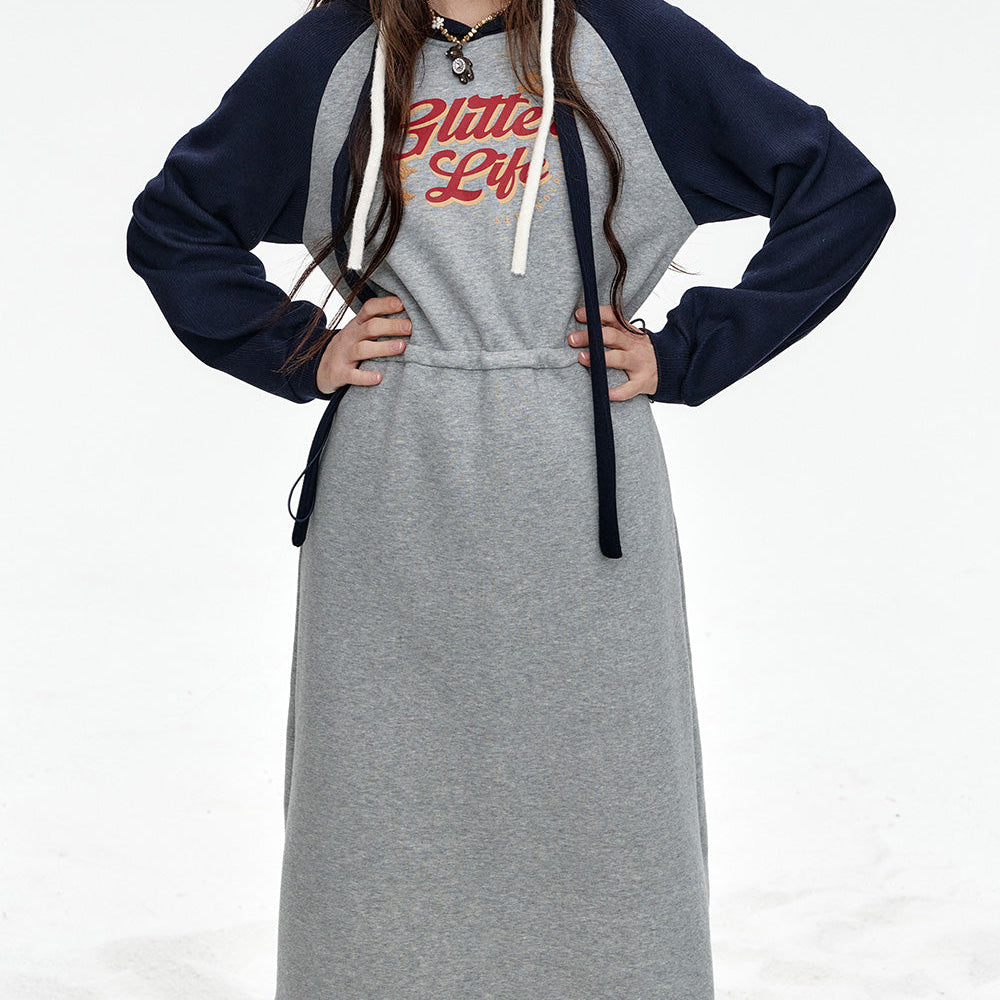 
                  
                    ELFSACK 2024 Winter New Arrivals Hooded long women dress with raglan sleeves, contrasting letter print, waist drawstring
                  
                